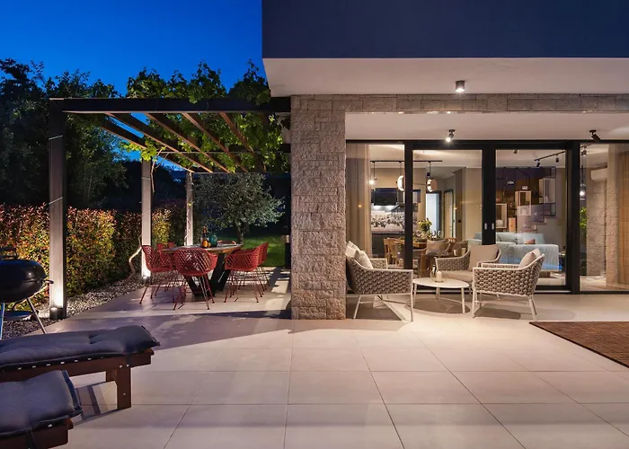 Maria Luisa Villa Pula